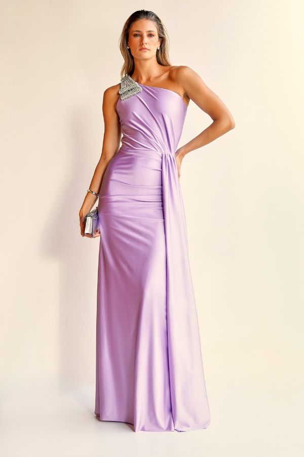 VESTIDO LONGO LILÁS COM APLICAÇÃO NO OMBRO UNITY SEVEN