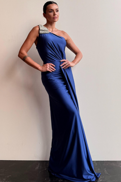 VESTIDO LONGO COM APLICAÇÃO NO OMBRO UNITY SEVEN