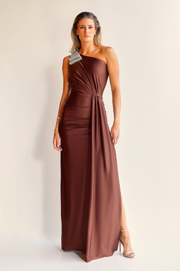 VESTIDO LONGO MARROM COM APLICAÇÃO NO OMBRO UNITY SEVEN