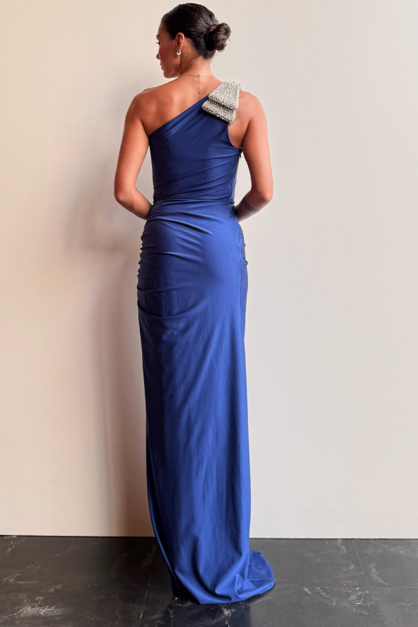 VESTIDO LONGO COM APLICAÇÃO NO OMBRO UNITY SEVEN