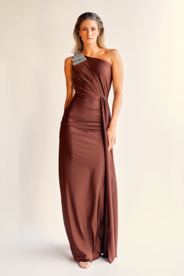 VESTIDO LONGO MARROM COM APLICAÇÃO NO OMBRO UNITY SEVEN
