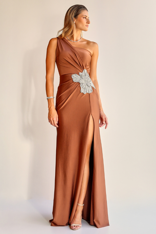 VESTIDO LONGO MARROM COM APLICAÇÃO UNITY SEVEN