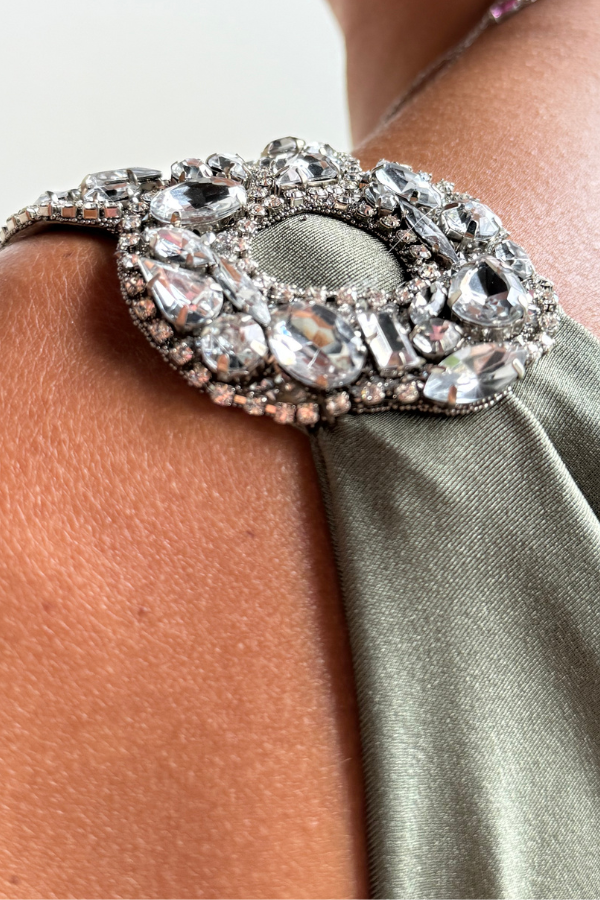 VESTIDO LONGO VERDE COM DETALHES NOS OMBROS UNITY SEVEN