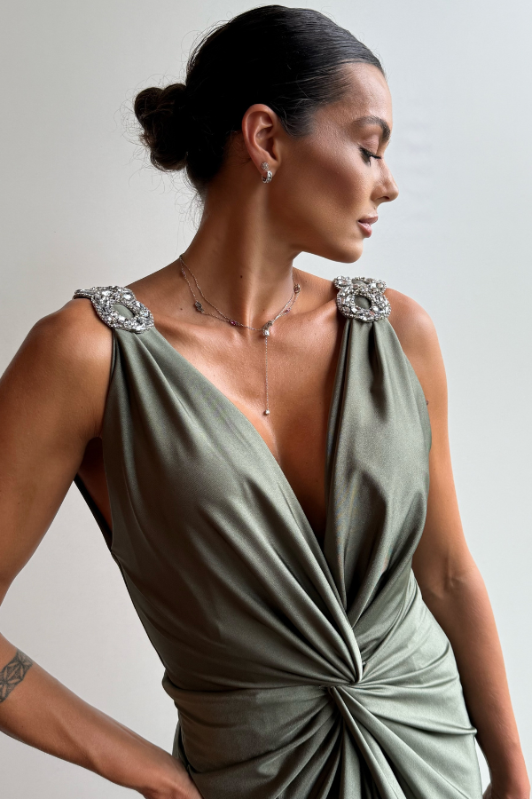 VESTIDO LONGO VERDE COM DETALHES NOS OMBROS UNITY SEVEN