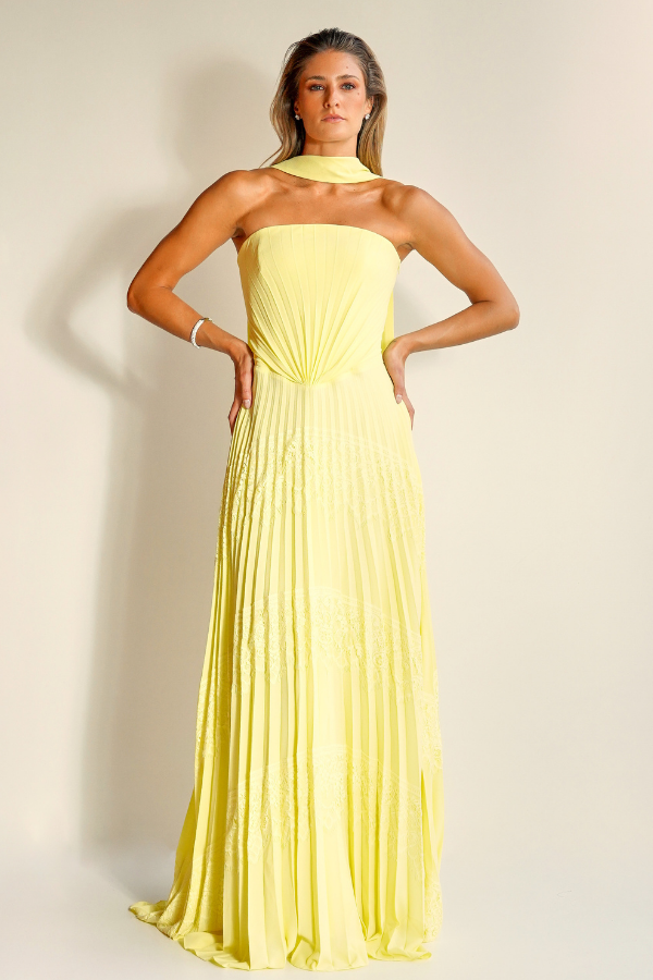 VESTIDO LONGO AMARELO PLISSADO DE RENDA COM ECHARPE UNITY SEVEN